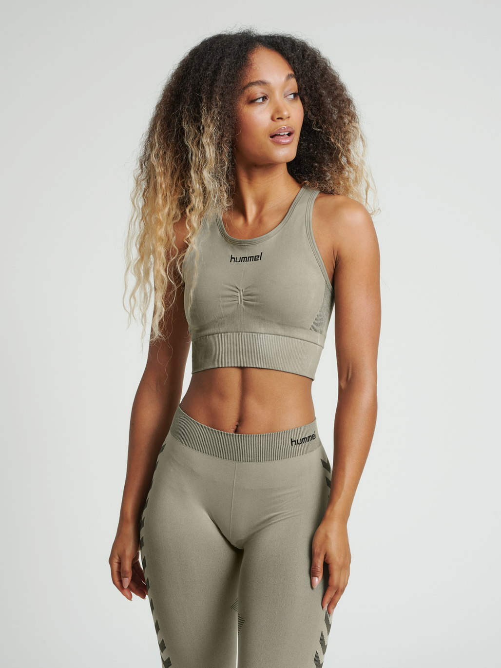 HUMMEL FIRST SEAMLESS BRA WOMAN, LONDON FOG, model