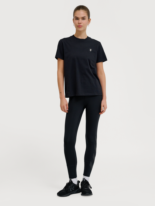 hmlPULSE W T-SHIRT, BLACK, model