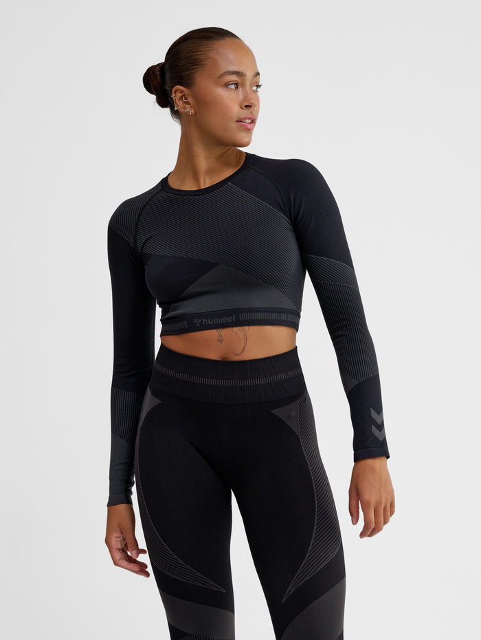 hmlUNITY SEAMLESS CROP T-SHIRT L/S, BLACKENED PEARL, model