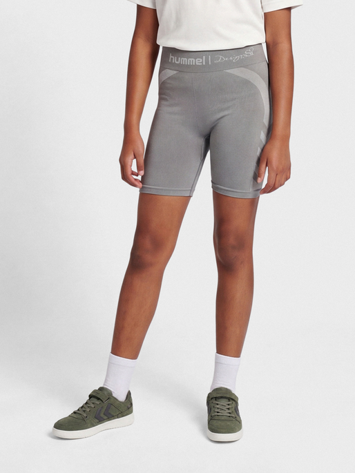 hmlSI SEAMLESS SHORTS, FROST GRAY, model