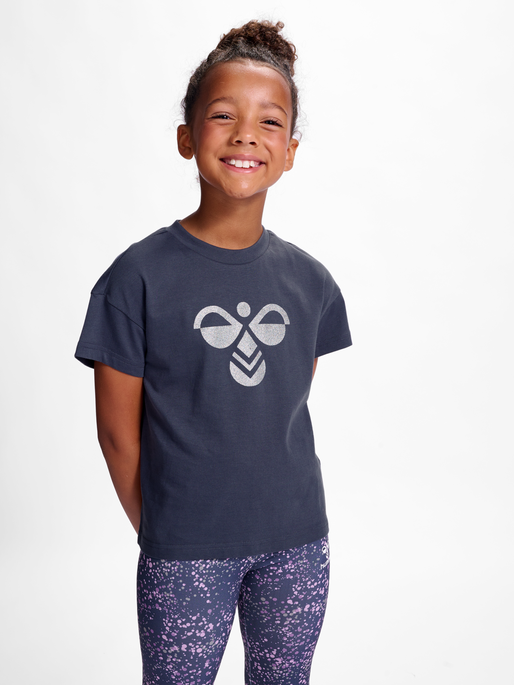 hmlLUNA T-SHIRT S/S, OMBRE BLUE, model