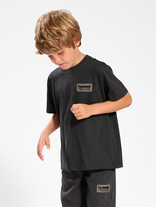 hmlDARE T-SHIRT S/S, 1525, model