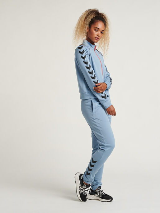 hmlZIBA TAPERED PANTS, FADED DENIM, model
