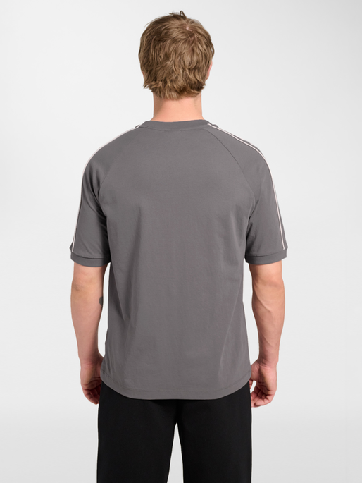 hmlCLUB REST DAY T-SHIRT S/S, CHARCOAL GRAY, model