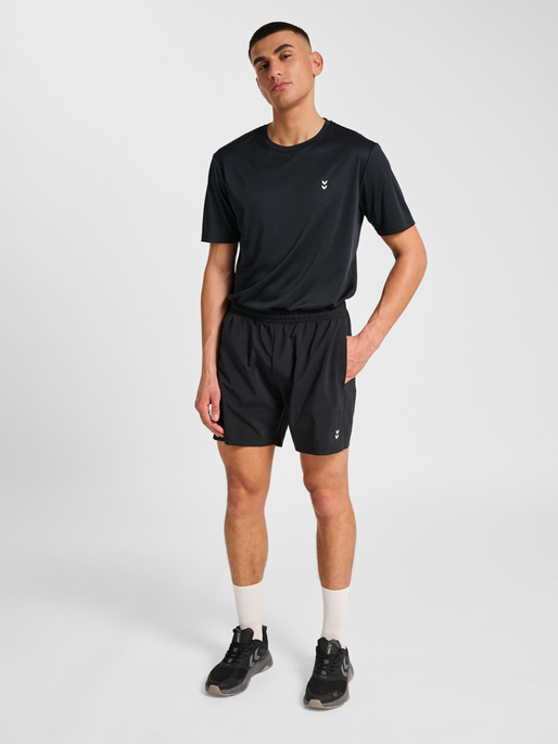 hmlPULSE WORKOUT SHORTS, BLACK hmlPULSE WORKOUT SHORTS, BLACK, model