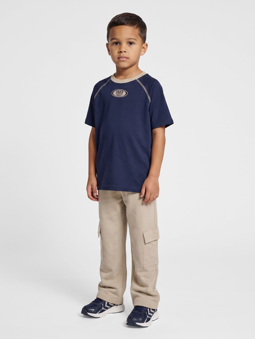 hmlTIMMI RAGLAN T-SHIRT S/S, DRESS BLUES, model