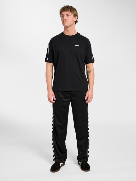 hmlCLUB REST DAY T-SHIRT S/S, BLACK, model