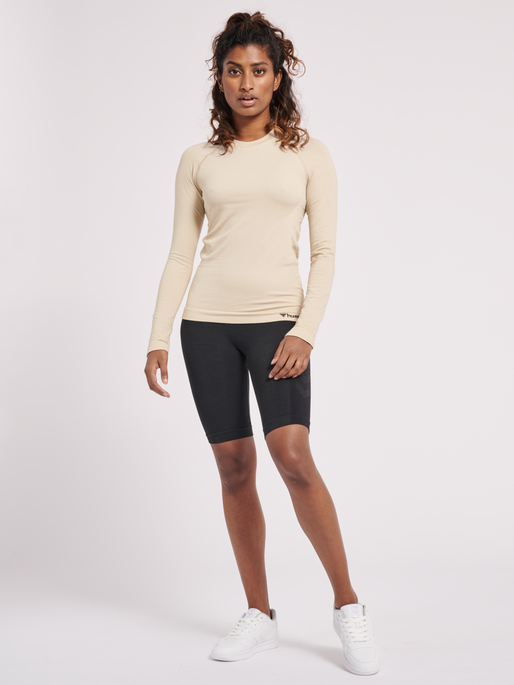 hmlCLEA SEAMLESS TIGHT T-SHIRT L/S, CHATEAU GRAY, model