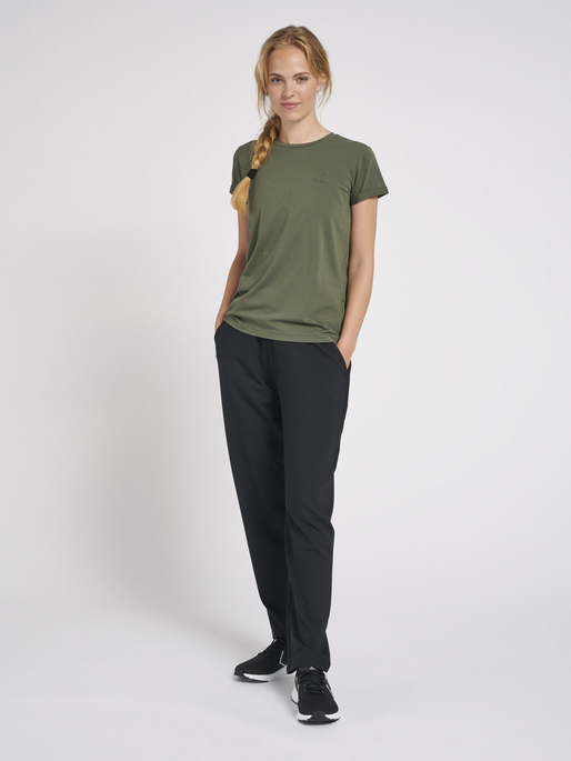 HMLISOBELLA T-SHIRT S/S, BEETLE, model