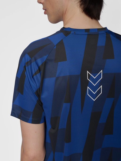 hmlCOURT AOP LIGHT WEIGHT T-SHIRT, SODALITE BLUE, model