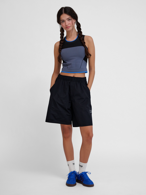 hmlSORONA REGULAR SHORTS, BLACK, model
