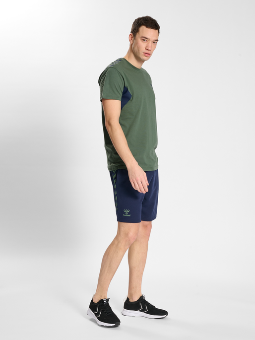 hmlSTALTIC COTTON T-SHIRT S/S, DUCK GREEN, model