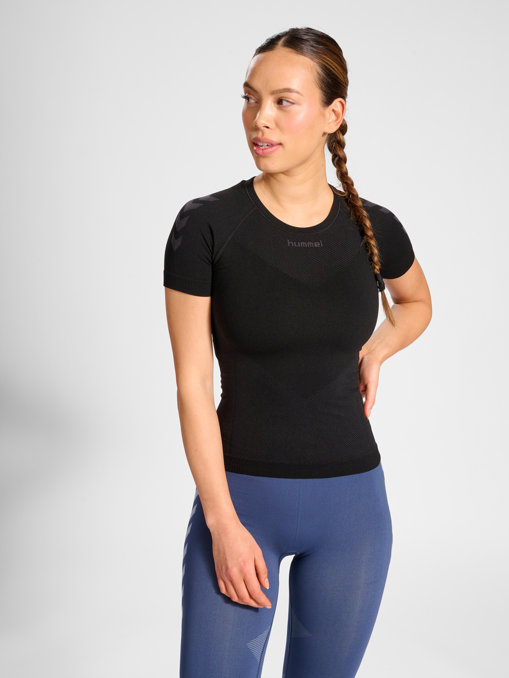 HUMMEL FIRST SEAMLESS JERSEY S/S W, BLACK/OBSIDIAN, model