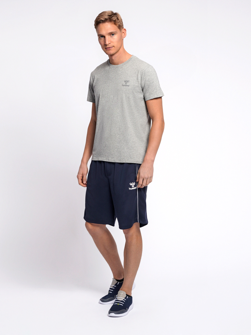 hmlSIGGE T-SHIRT S/S, GREY MELANGE, model