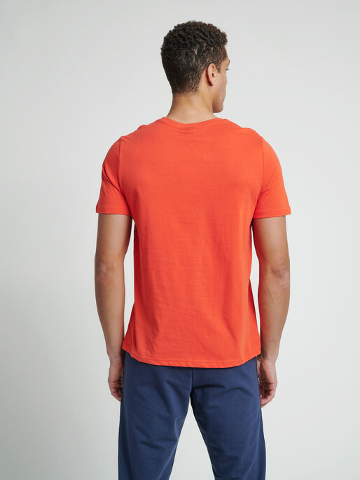 hmlLANEWAY T-SHIRT, FIESTA, model