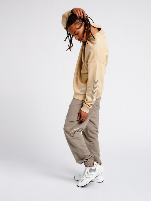 hmlURBAN SWEATSHIRT, PALE KHAKI, model