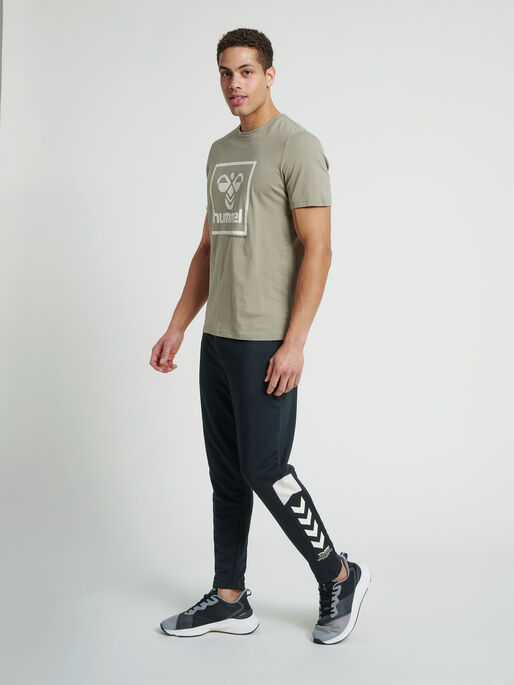hmlISAM T-SHIRT, VETIVER, model