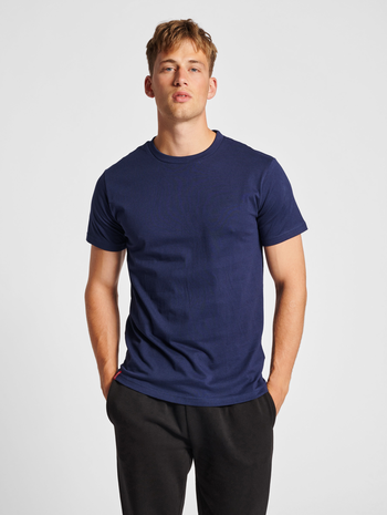 hmlRED HEAVY T-SHIRT S/S, MARINE, model