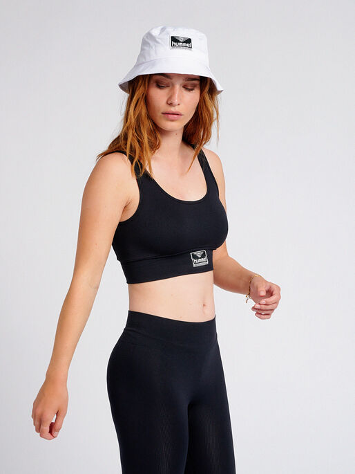 hmlHEROINE SEAMLESS CROPPED TOP, BLACK, model