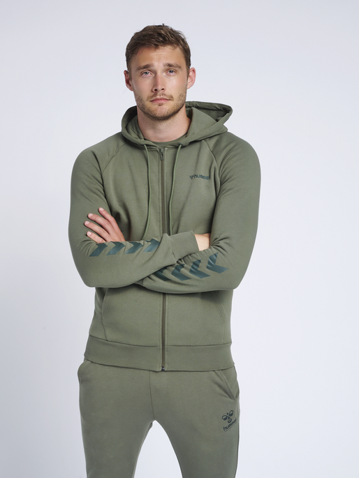 hmlISAM ZIP HOODIE, BEETLE, model