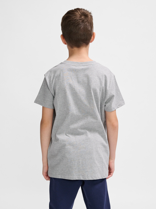 hmlGO 2.0 LOGO T-SHIRT S/S KIDS, GREY MELANGE, model