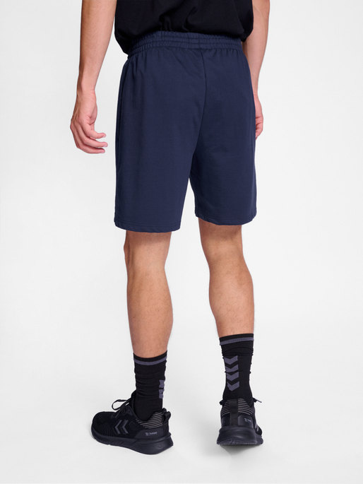 hmlGO 2.0 SWEATSHORTS, MARINE, model