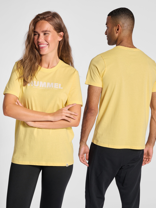 hmlLEGACY T-SHIRT, GOLDEN HAZE, model