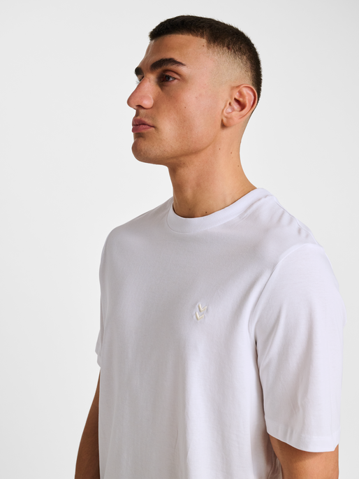 hmlPULSE T-SHIRT, WHITE hmlPULSE T-SHIRT, WHITE, model
