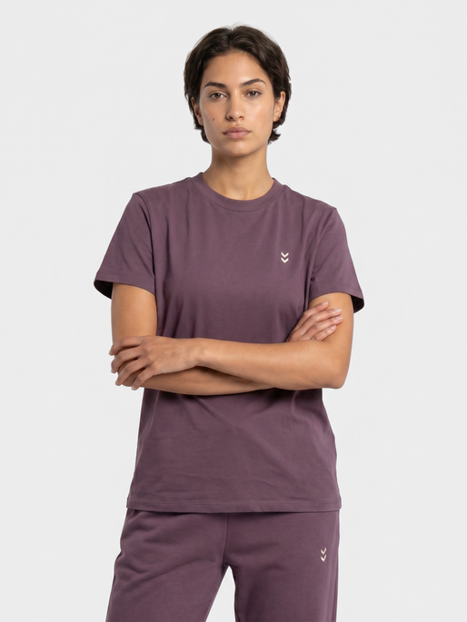hmlPULSE W T-SHIRT, BLACK PLUM, model