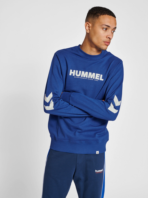 hmlLEGACY SWEATSHIRT, MAZARINE BLUE, model