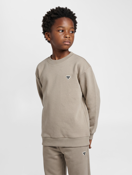 hmlJR LOOSE CREWNECK BEE, VINTAGE KHAKI, model