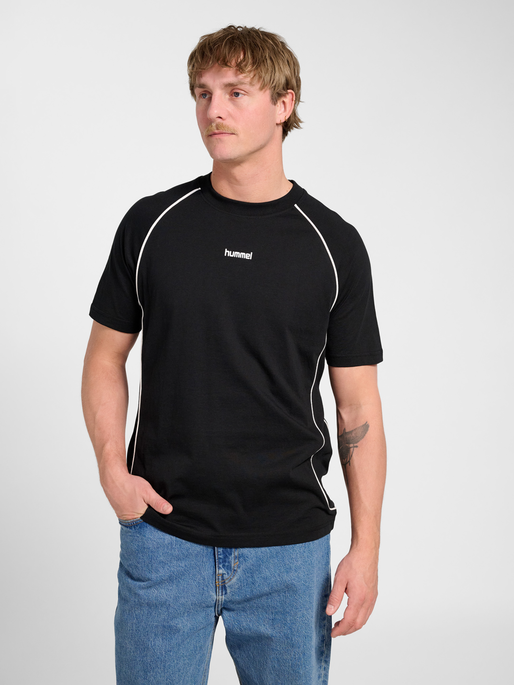 hmlPITCH REST DAY T-SHIRT S/S, BLACK, model