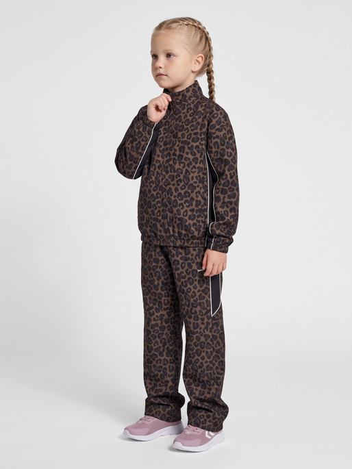 hmlI-D RIPSTOP TRACK JACKET, LEOPARD, model