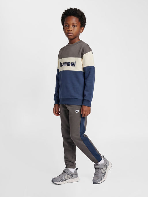 hmlJR LOOSE BLOCK CREWNECK, DARK GULL GRAY, model