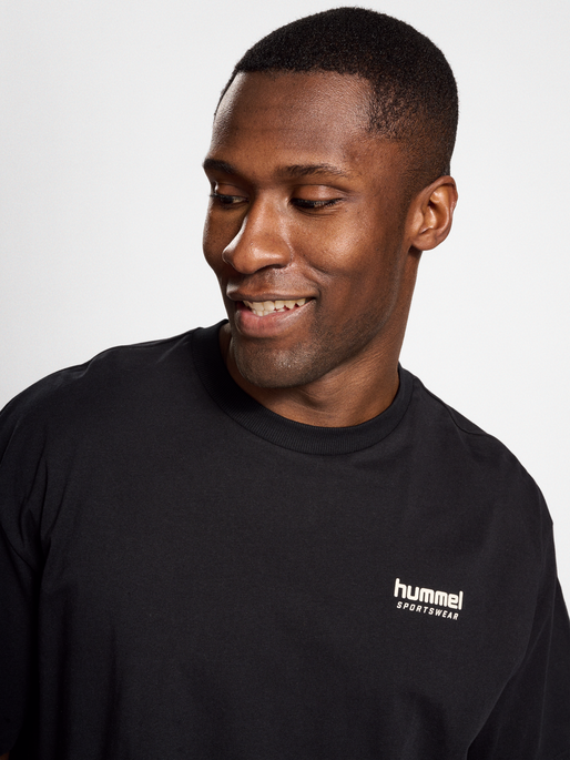 hmlLGC NATE T-SHIRT, 2001, model