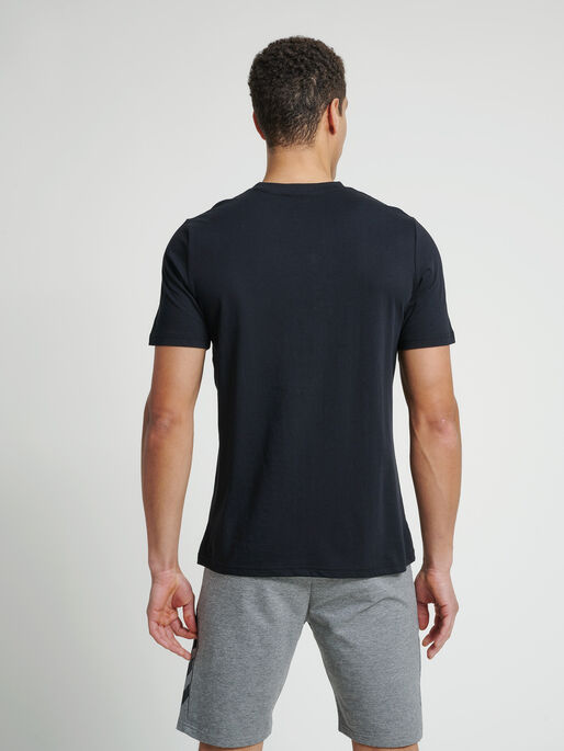 hmlISAM T-SHIRT, BLACK, model