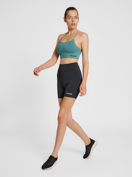 hmlTIFFY SEAMLESS SPORTS TOP, NORTH ATLANTIC, model