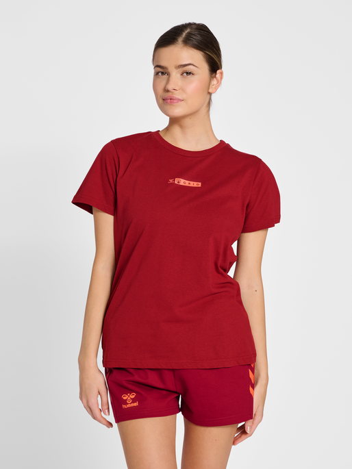 hmlOFFGRID TEE S/S WO, RHUBARB/NASTURTIUM, model