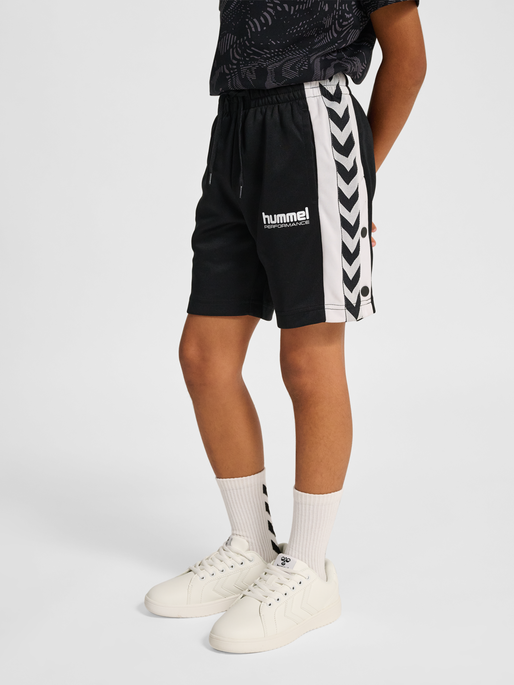 hmlJR CHEVRON SHORTS, BLACK, model