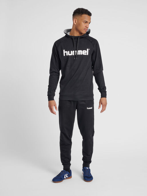 HUMMEL GO COTTON LOGO HOODIE, BLACK, model