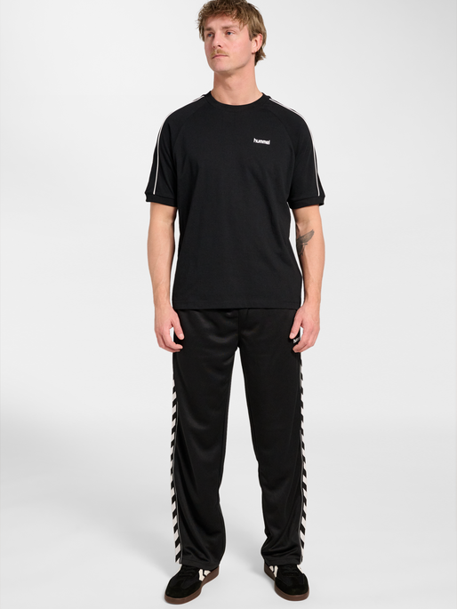 hmlCLUB REST DAY T-SHIRT S/S, BLACK, model