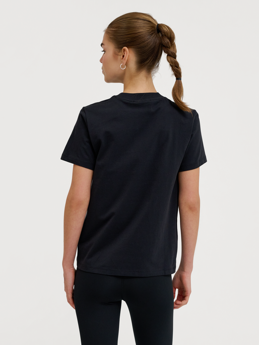 hmlPULSE W T-SHIRT, BLACK, model