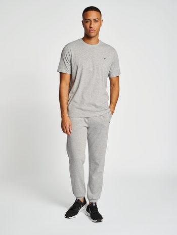 hmlIC FRED T-SHIRT, GREY MELANGE, model