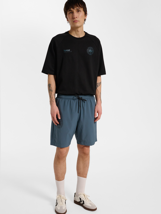 DBU 26 TRAVEL WOVEN SHORTS, STARGAZER, model
