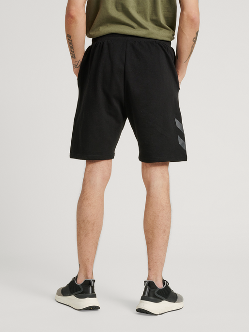 hmlLEGACY SHORTS, BLACK, model