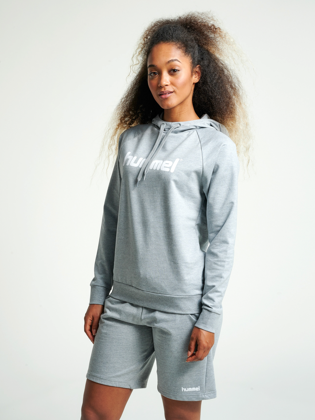 HUMMEL GO COTTON LOGO HOODIE WOMAN, GREY MELANGE, model