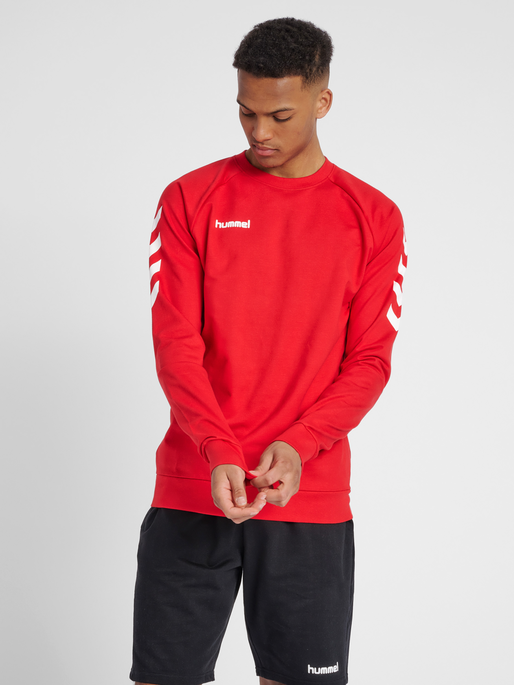HUMMEL GO COTTON SWEATSHIRT, TRUE RED, model