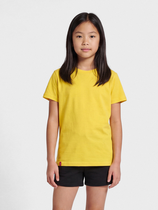 hmlRED BASIC T-SHIRT S/S KIDS, EMPIRE YELLOW, model