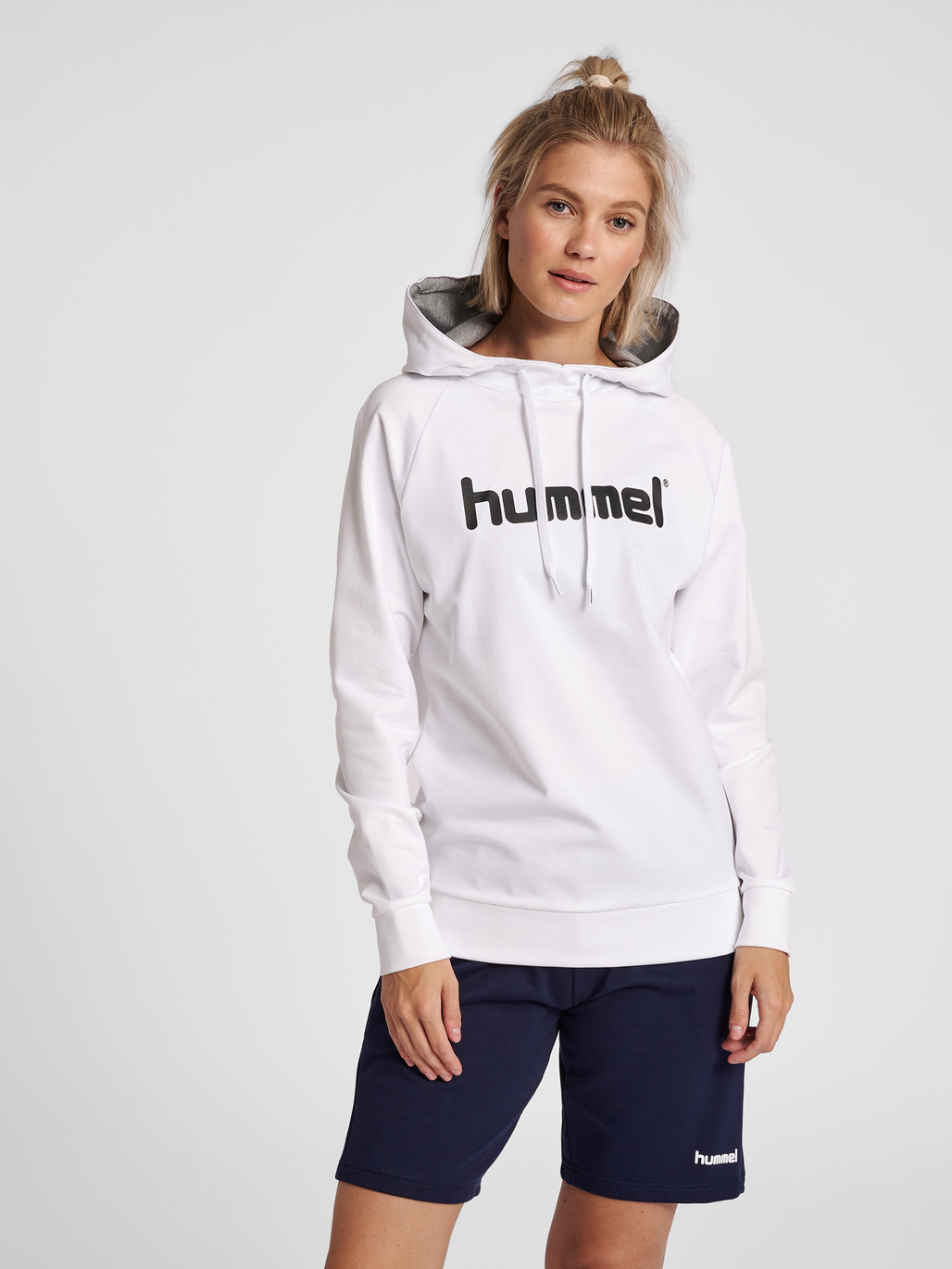 HUMMEL GO COTTON LOGO HOODIE WOMAN, WHITE, model