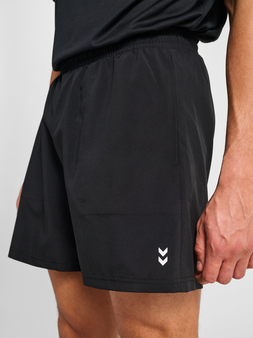 hmlPULSE WORKOUT SHORTS, BLACK hmlPULSE WORKOUT SHORTS, BLACK, model